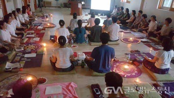 (사진제공:한국타로협회) 한국타로협회 명상을 하는 모습