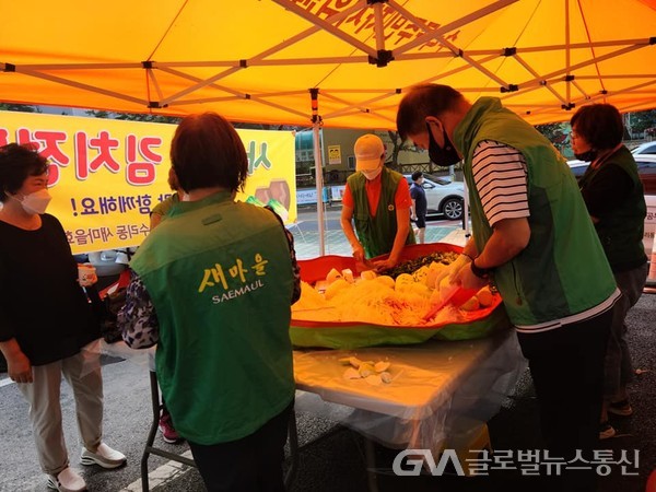 (사진제공:군포시새마을수리동부녀회)군포시새마을수리동부녀회 30가정 김치 나눔 행사 진행