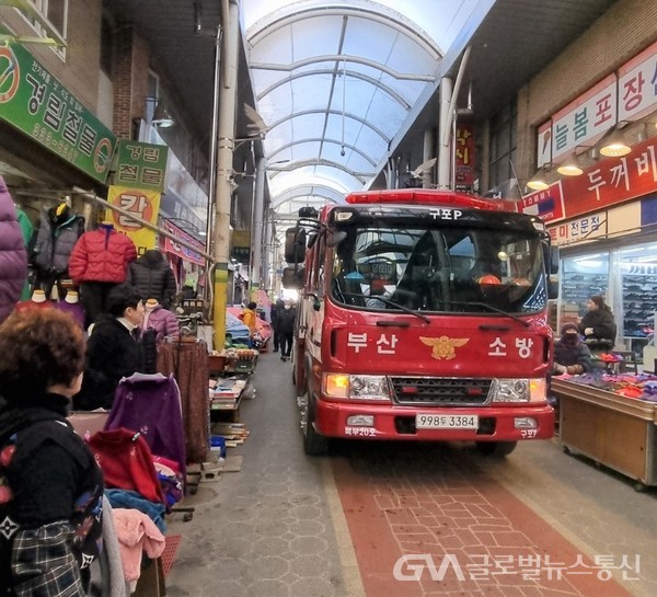 (사진제공:북구) 신속한 화재 진압을 위한 구포시장 소방차 길 터주기 훈련