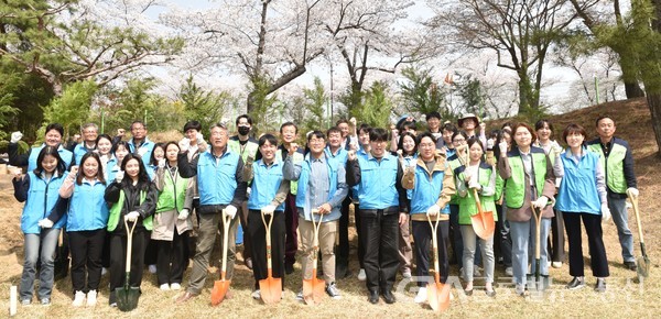 (사진:경북) 공사임직원들이 식재 후 기념촬영을 하고 있다