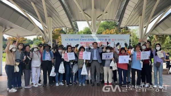 (사진제공:군포시노인복지관)군포시노인복지관, 경기도 지원사업 사회공헌활동  “쓰담걷기 지역사회 플로깅” 진행