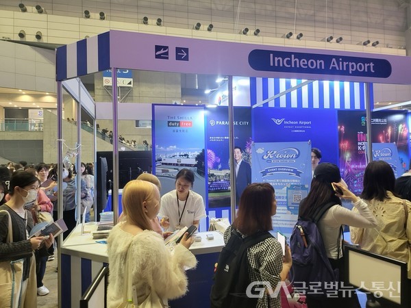 (사진제공:인천공항)지난 10일부터 12일까지 일본 치바현 마쿠하리 멧세 전시장에서 운영된 K-TOWN 부스에서 인천공항 관계자들이 KCON 관람객들에게 한국과 인천공항을 소개하고 있다.