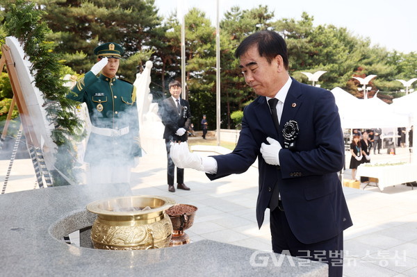 (사진제공:경기도의회)염종현 경기도의회 의장, 6일 ‘제69회 현충일 추념식’ 참석