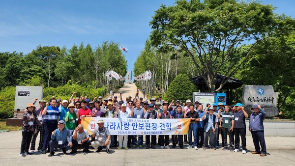 ( 사진제공 : 횡성군 재향군인회 ) 횡성군 재향군인회,  철원군 백마고지 전적비 앞에서  기념사진