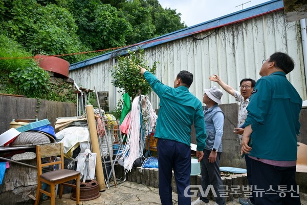 (사진제공:거제시) 박종우 거제시장, 둔덕면 집중호우 피해 현장 방문