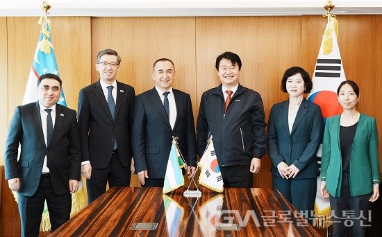 (사진제공:한국지역난방공사) 왼쪽에서 세번째 우즈벡 외교부 일콤 카이다로프 제1차관, 왼쪽 네번째 한난 정용기 사장