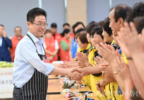 (사진제공 : 경북도청) 2024년 추석맞이 사랑의 온기 나눔 릴레이 -자원봉사자 현장격려하는 이철우 도지사