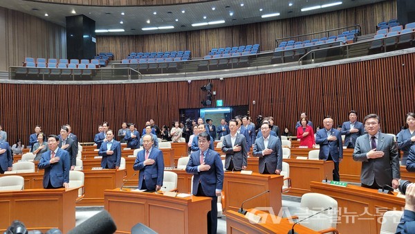 (사진:글로벌뉴스통신 임말희 기자)국민의힘이 이날 여의도 국회에서 의원총회를 열고 국기에 대한 경례를 하고 있다.