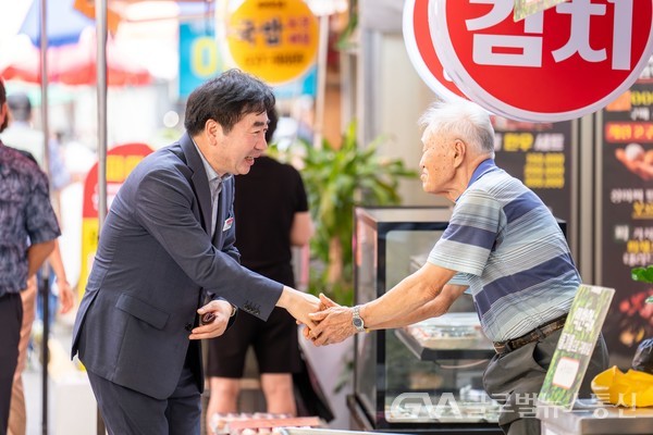 (사진제공:부산진구) 추석맞이 구청장 전통시장 방문