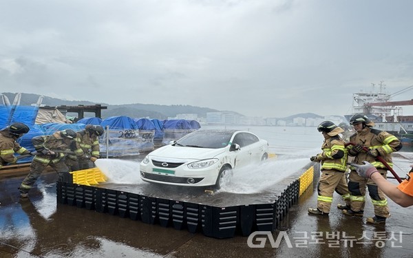 (사진제공:부산소방) 전기자동차 화재대응역량 강화를 위한 진압훈련