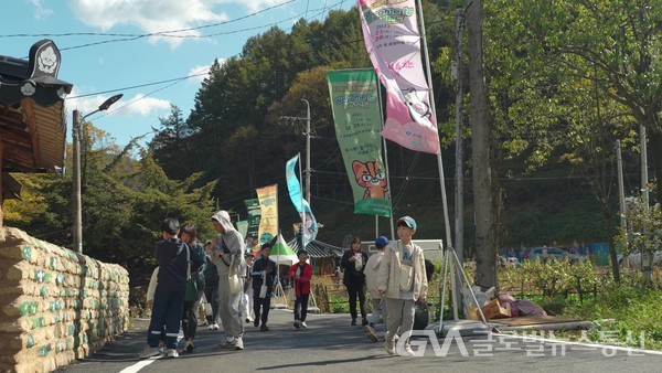 (사진 : 문경시) 웰컴 투 돌리네랜드 !  문경돌리네습지 생태체험 행사 개최