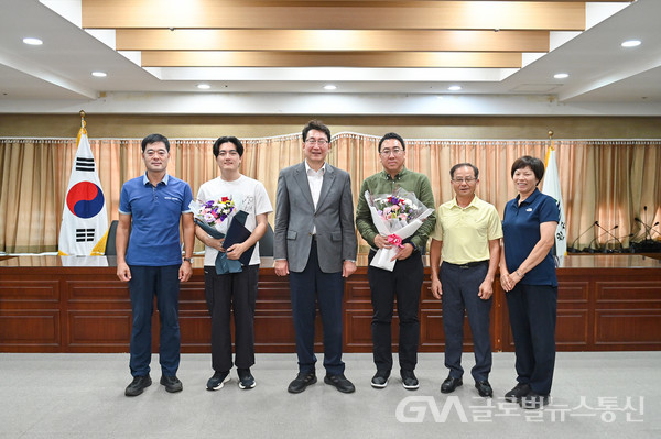 (사진제공:원주시)봉주르봉사단’ 김도훈 단원, 자원봉사 유공 강원특별자치도지사 표창 수상- 왼쪽에서 두번째가 김도훈 단원, 네번째가 신민수 단원