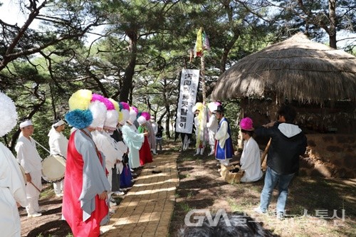 (사진제공:안동시) 가회마을 강신마당으로 탈춤축제 시작