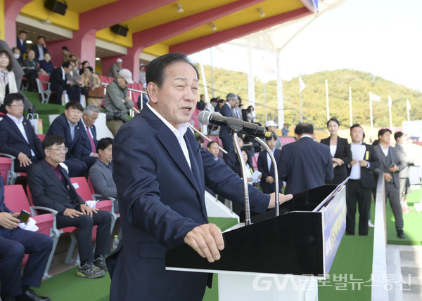 (사진 : 문경시) 신현국 문경시장이 제72회 문경시민체육대회 및 문화제 개회식에서 축사를 하고 있다