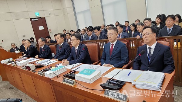 (사진:글로벌뉴스통신 임말희 기자)국회 행정안전위원회 국감 자리에 이상민 행정안전부 장관, 고기동 행정안전부 차관, 연원정 인사혁신처 처장, 김채환 공무원 인재개발원장, 김동극 공무원연금공당 이사장 등 산하 기관들이 증인으로 참석했다.