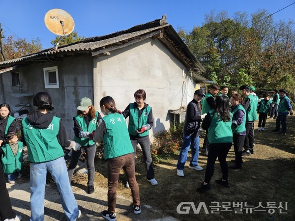 (사진 : 상주시) 사벌국면 상록회, 연탄기부 및 전달 1