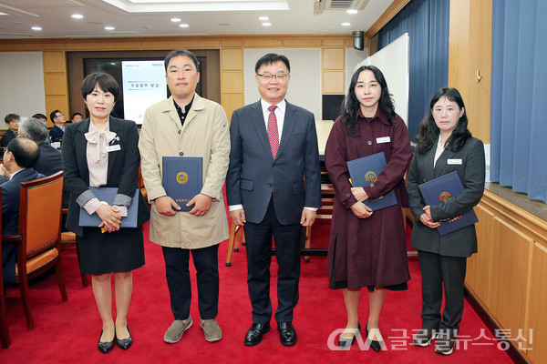 (사진제공:창원특례시) 왼쪽부터 이인주 사회복지과 복지정책총괄팀장, 이동근 관광과 축제팀 주무관, 홍남표 창원특례시장, 이수정 축산과 동물보호팀장, 이순선 마산합포구 세무과 체납징수팀장