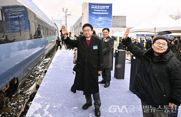 (사진 : 경북도) 문경~충주 단선전철 개통식에서 이철우 경북도지사