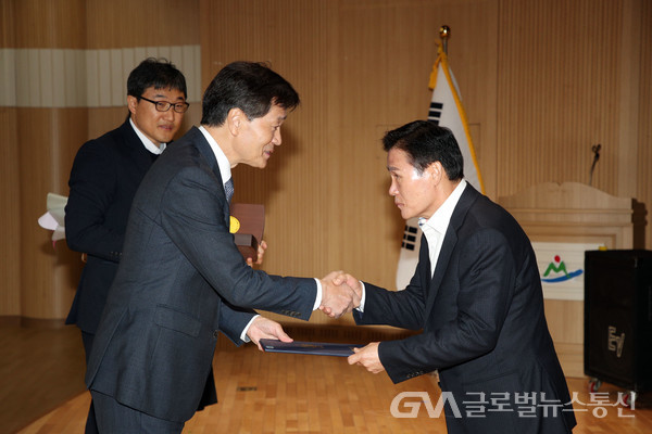 (사진제공:밀양시) 2024년 농업기술명장 인증서 전수 이용재