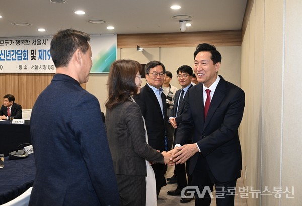 (사진 : 서울시) 오세훈 서울시장이 7일(화) 오전 서울시청 간담회장에서열린 '서울특별시 구청장협의회 신년간담회 및 제194차 정기회의'에 참석해 자치구 구처장 · 부구청장들과 인사를 나누고 있다.