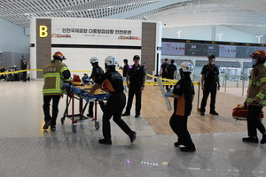 (사진설제공:인천국제공항공사) 공항 내 다중밀집으로 인한 안전사고에 대비하기 위해 지난 9월 30일 인천공항 제2여객터미널에서 현장 훈련을 진행했다고 밝혔다. 사진은 훈련과정에서 안전사고 발생한 상황(사진 2) 및 응급처치를 시행