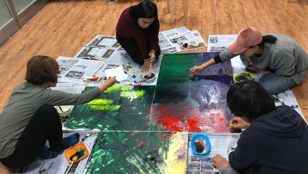 (사진 제공 : 부천문화재단) ‘2019 부천특성화 문화예술교육 지원사업’을 통해 ‘통합예술나눔터’가 ‘혼족을 위한 통합예술놀이터’ 프로그램을 선보이고 있다.