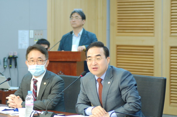 (사진:글로벌뉴스통신 윤일권  기자)박홍근 위원장(오른쪽)