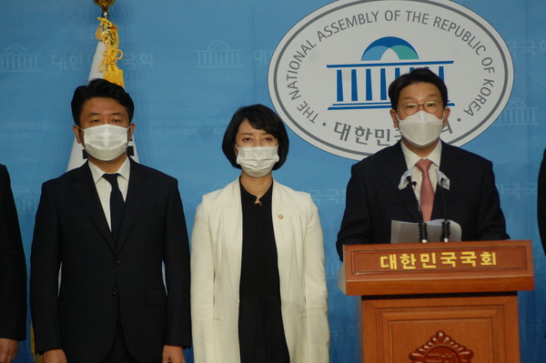 (사진:글로벌뉴스통신 윤일권 기자)권성동 의원(오른쪽 첫번째)과 관계자들