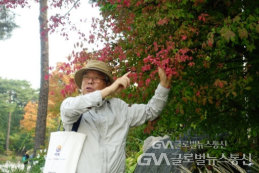 (사진:글로벌뉴스통신DB) 박상인 선생의 숲과 문화 해설모습