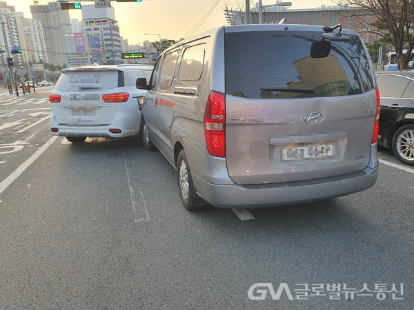 (사진제공:부산경찰) 도주하는 차량 앞으로 밀어넣어 차량을 막았다.