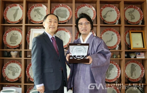 (사진촬영:윤소천)(좌측)권혁중 글로벌뉴스통신 발행인,(우측)한한국 작가
