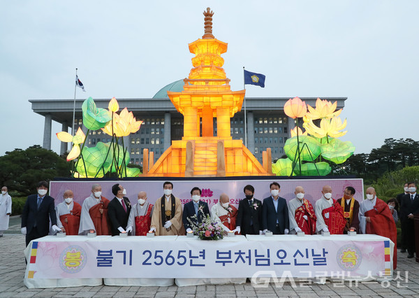 (사진제공:국회사무처)박병석 국회의장, 불기 2565년 국회 봉축탑 점등식 참석