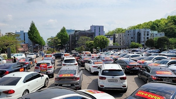 (사진:시민제공)서울 직결 노선을 요구하는 김포,검단 시민단체에서 김포시청에 집결해 차량 시위에 나서고있다