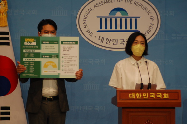 (사진:글로벌뉴스통신 윤일권 기자)장혜영 의원(오른쪽)