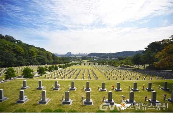 (사진출처: 국립서울현충원) 국립서울현충원 묘지