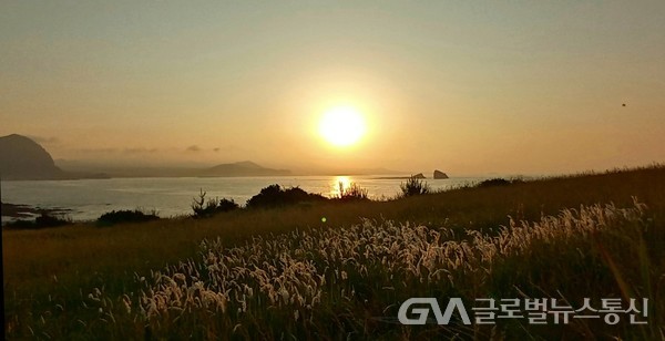 (사진제공:FKILsc이현근 경영자문위원 ) 우뚝한 산방산 서남향 바다 위에 기운 태양 마저 고즈넉하다