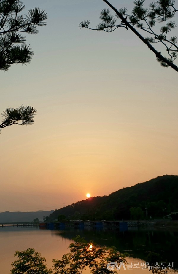 (사진제공 : 남기신 서울가정법원 조정위원) 산책하기 좋은 용덕 저수지의 석양
