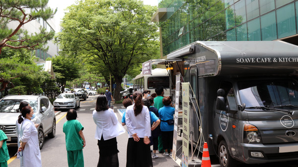 (사진제공:한국커피바리스타협회)의료진과 근무자에게 커피차를 선물