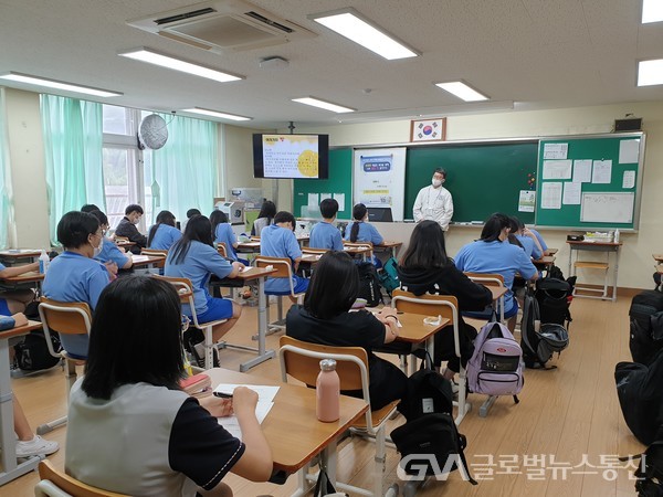 (사진제공:군포 산본중학교 )군포 산본중학교 광정골 진로박람회 개최