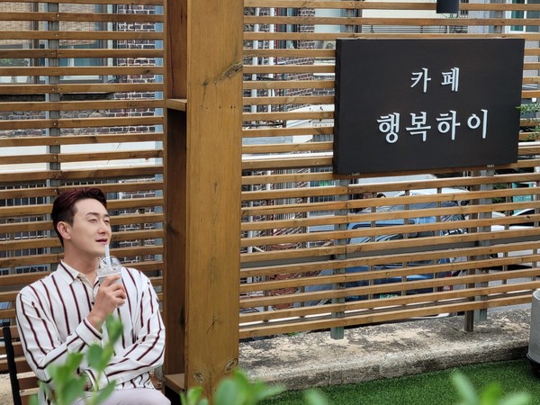 (사진 제공 : (사)성민원) 이천시니어클럽 카페 행복하이에서 개그맨 김원효 씨가 함께 홍보 촬영을 하고 있다.