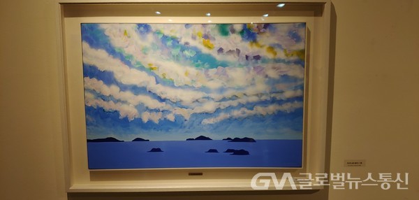 (목포에서 올라와 인사동 갤러리에서 개인전을 열고 있는 강영자 화백의 '천사의 섬과 구름'  91.0 X 60.6 cm,  Acrylic on Canvas, 2020)