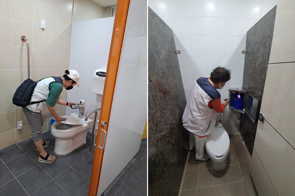 (사진제공:마포구)‘구석구석 안전 모니터링단’이 학교 내 화장실 불법촬영기기 점검하는 모습.