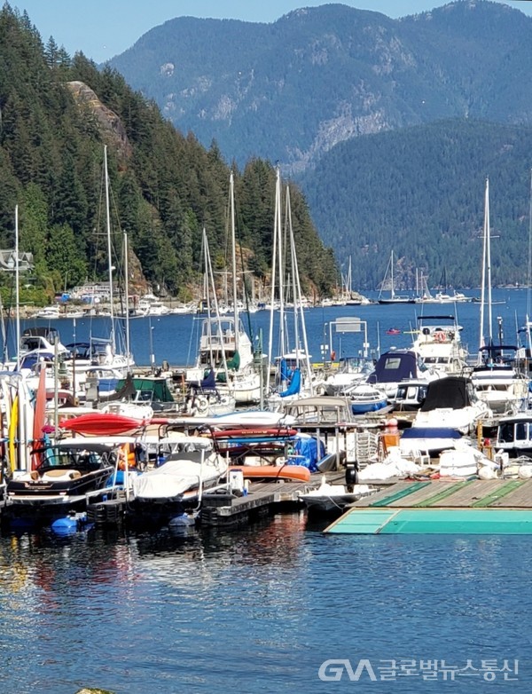 (사진제공: Jane Nam) 밴쿠버 항구 대문앞 브리티시컬럼비아주 주도가 있는 빅토리아 섬과 본토 사이 조지아 해협 버라드 만灣에 접한 딥 코브는 호수 같은 바다로 각급 요트들이 즐비하다
