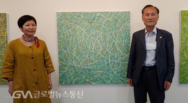 (왼쪽부터 추상화가 김순남 화백과 함께 시조시인 송영기 기자)
