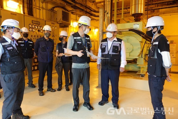 (사진제공:환경공단)한국원자력환경공단 차성수 이사장(오른쪽에서 두번째)
