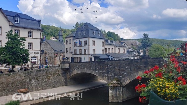 (사진제공: Luxembourg주재 김만식 SamHwa Steel Adviser) - 올Our강이 흐르는 Luxembourg Vianden 마을에 자리한 박물관 위로 한무리 새떼가 날고 있다.