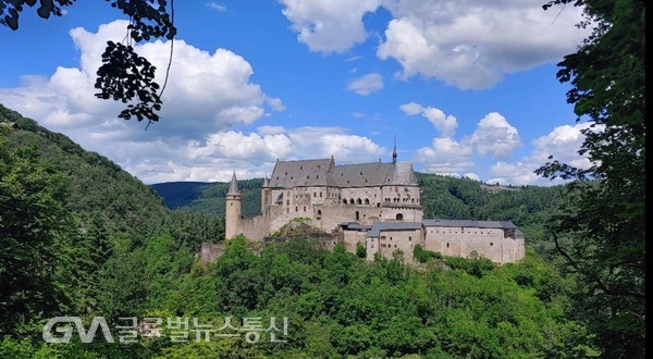 (사진제공: Luxembourg주재 김만식 SamHwa Steel Adviser) 수려한 산에 둘러 싸인 Vianden Castle은 CNN이 가장 아름다운  중세성Castle 21개 중 하나이며 올Our강이 마을을 관통하는 풍치가 아름다운 성으로UNESCO World Heritage Centre가 선정한 곳이기도 하다 
