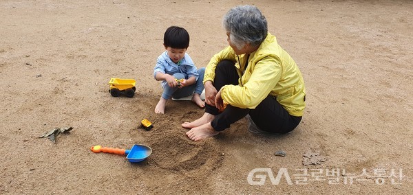 (사진:글로벌뉴스통신 남기재해설위원장) 어린 손자는 모래밭 놀이가 재밌고...., 
