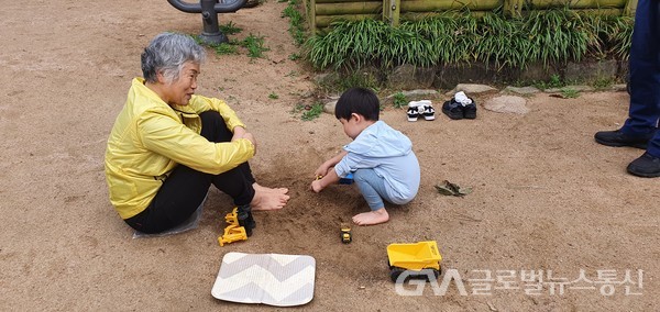 (사진:글로벌뉴스통신 남기재해설위원장) 어린 손자는 모래밭 놀이가 재밌고...., 함께한 할아버지 할머니까지 즐겁다.