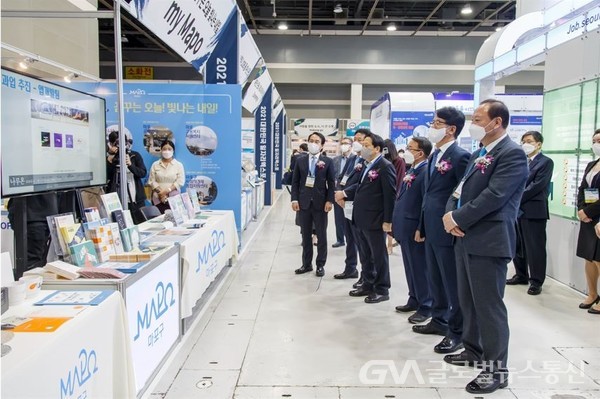(사진제공:마포구) 유동균 마포구청장(맨 오른쪽)이 14일 ‘대한민국 일자리엑스포’에 참가한 마포구 부스를 둘러보고 있다.